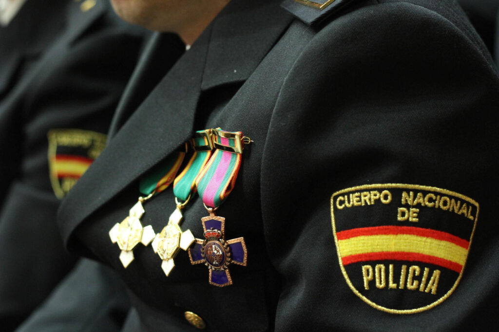 Divisas Policía Nacional: Rangos, Categorías y Escalafón Completo 2025